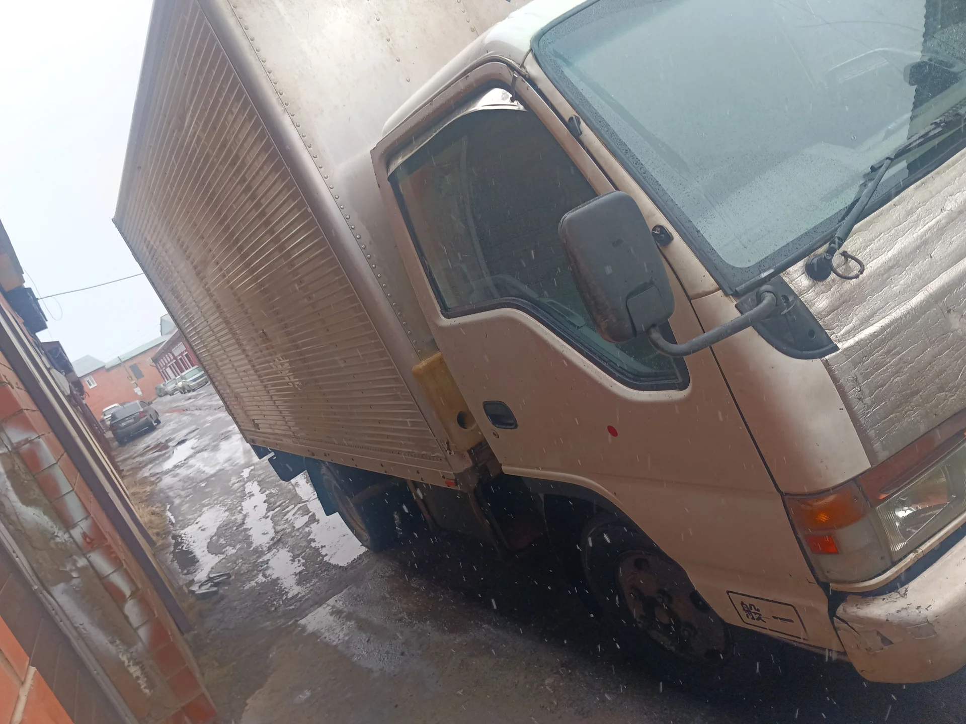 Isuzu Elf изотермический фургон - миниатюра 5