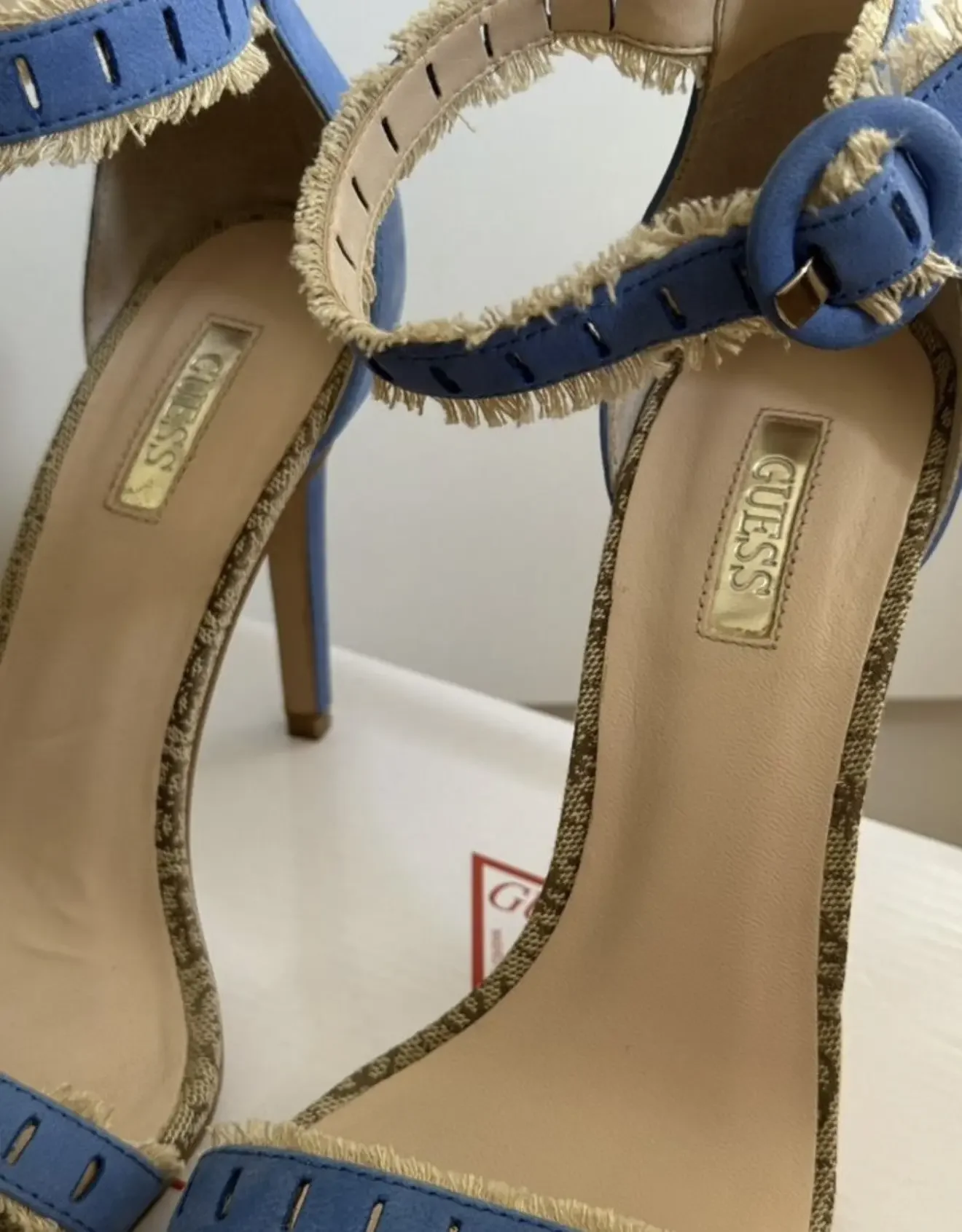 Босоножки Guess - миниатюра 2
