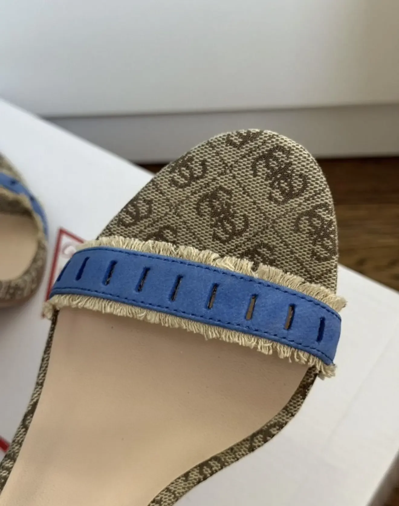 Босоножки Guess - миниатюра 4