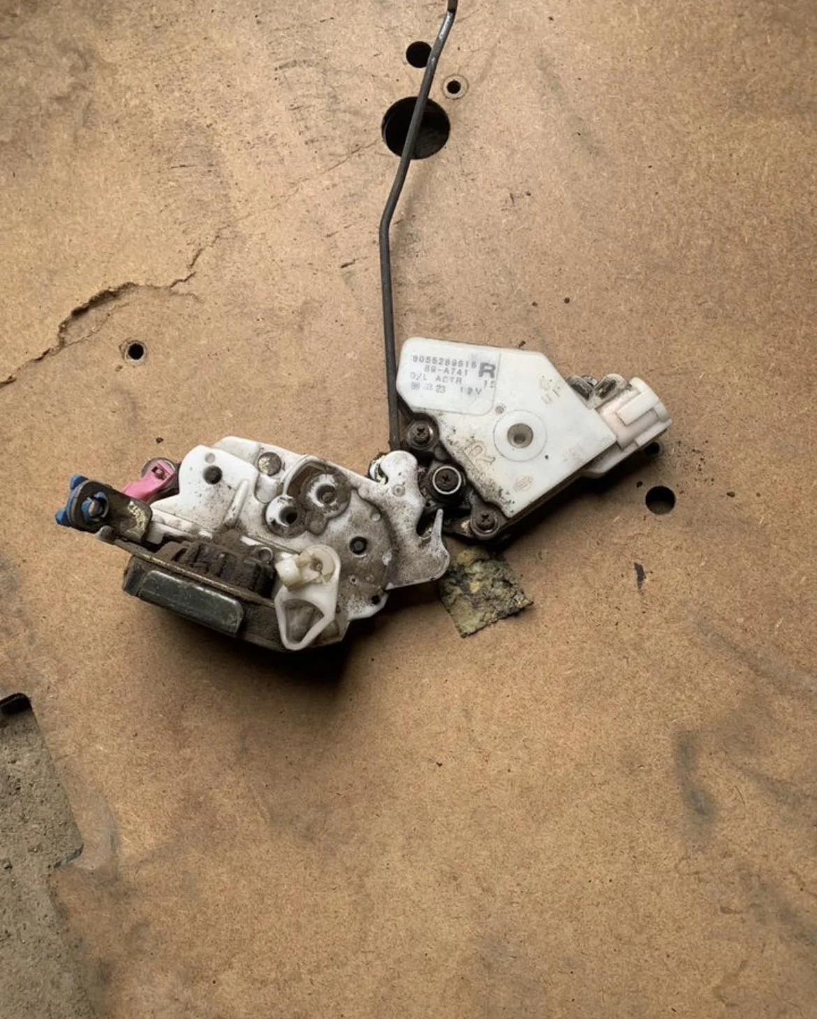 Замок двери передний правый nissan almera n15 - миниатюра 2