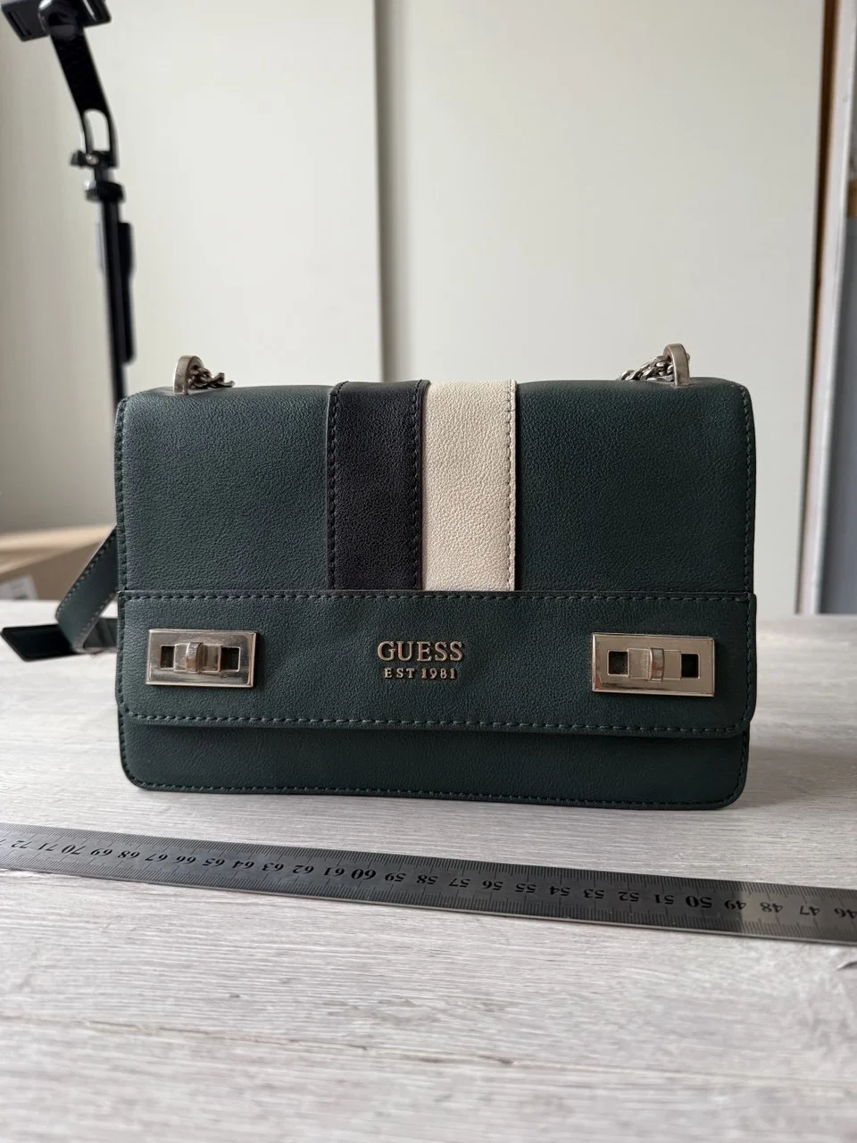 Сумка GUESS женская из зеленой кожи - изображение 1
