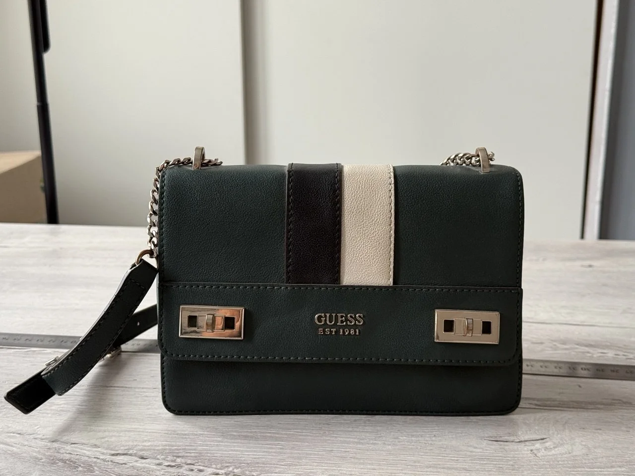 Сумка GUESS женская из зеленой кожи - миниатюра 3