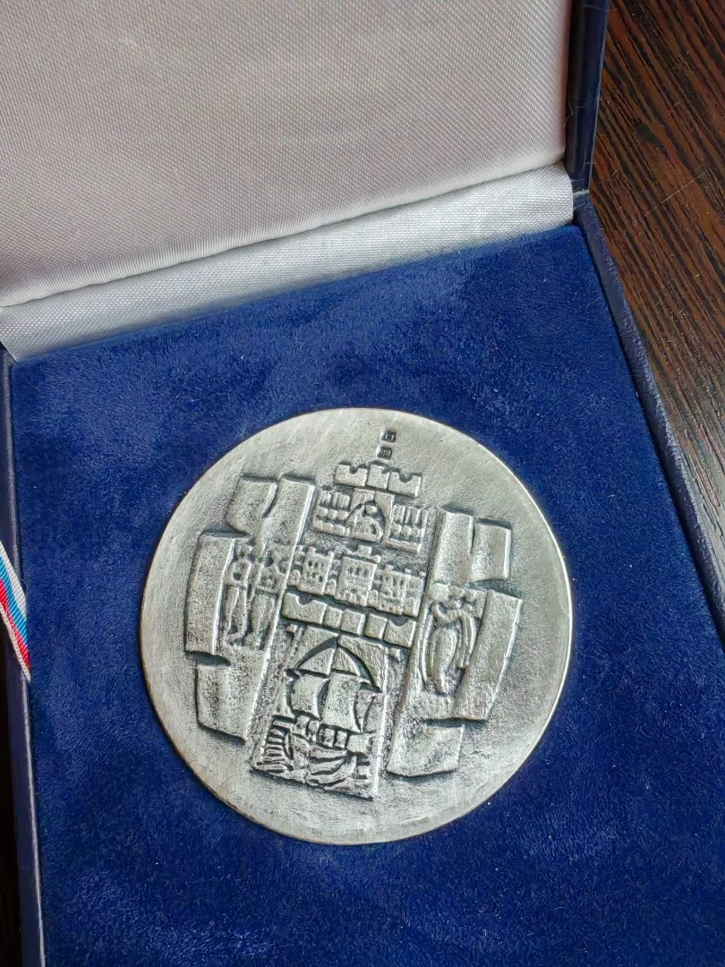 Медаль настольная факультет филологии Югославия 1988 год РЕДКОСТЬ! - миниатюра 3