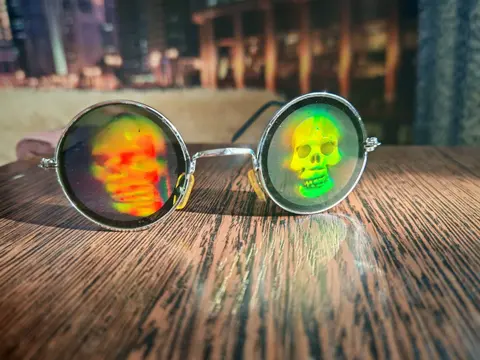 Винтажные очки из 90-х с 3D голограммой Череп