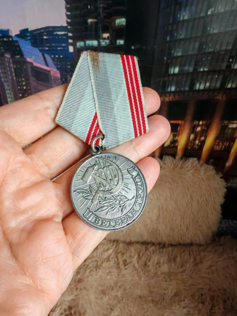 Медаль Ветеран труда СССР 70-е годы - миниатюра 2