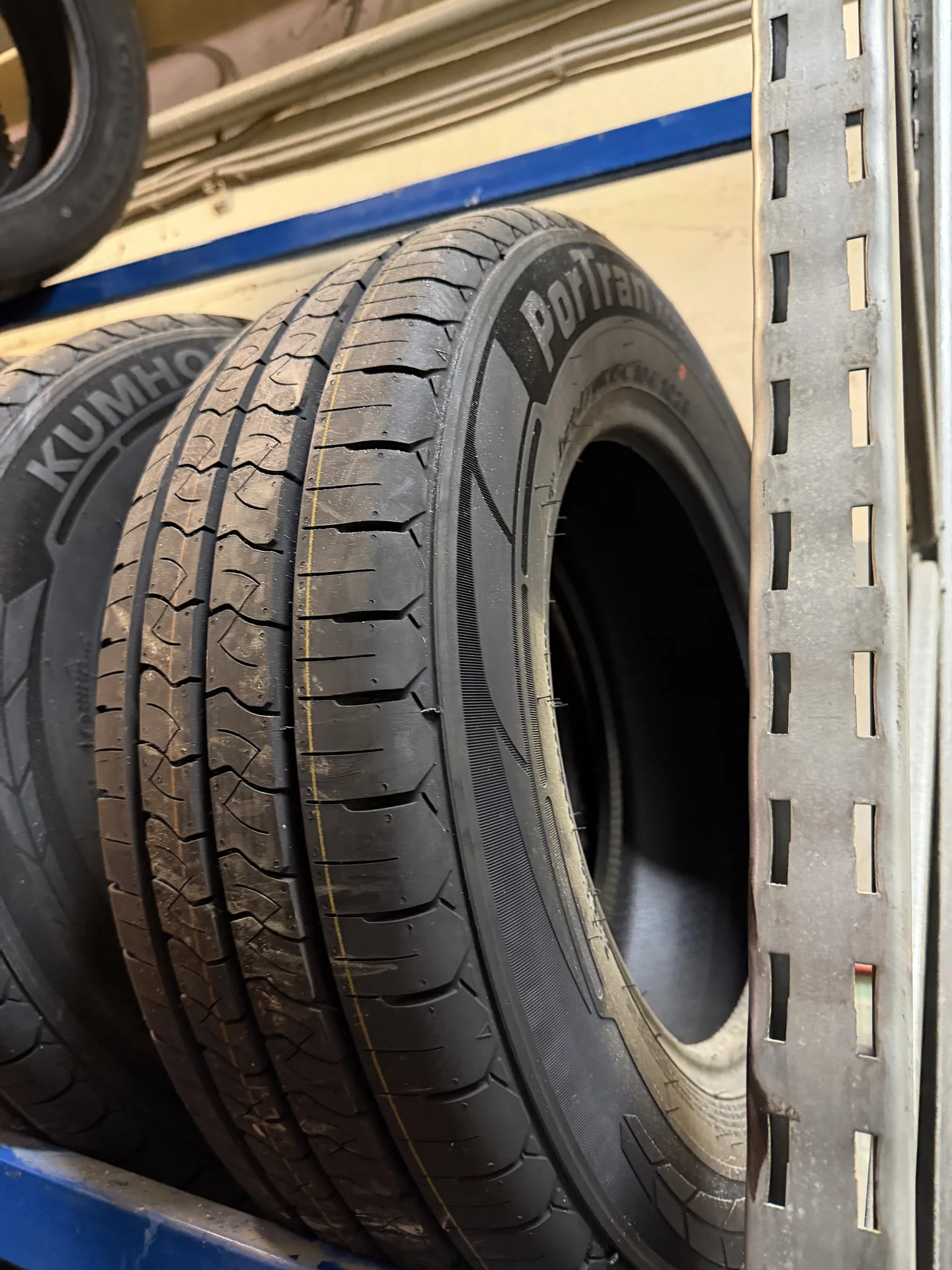Шины Kumho 195/70 15c - изображение 1