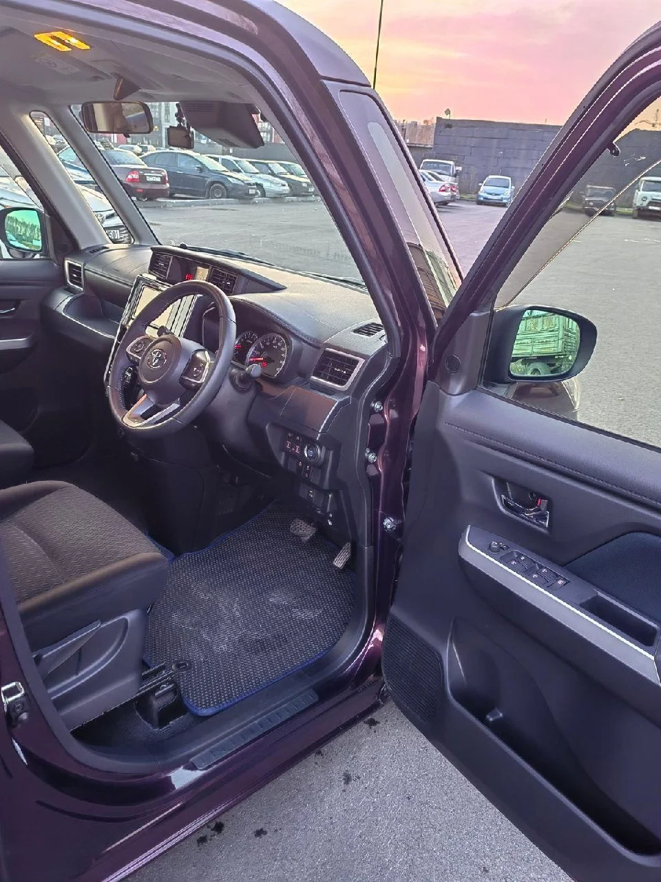 Toyota Roomy 1.0 л, 98 л.с., 2021 г.в топовой комплектации G-T - миниатюра 13
