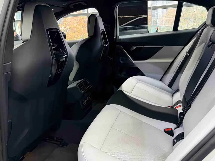 BMW M5 - миниатюра 5