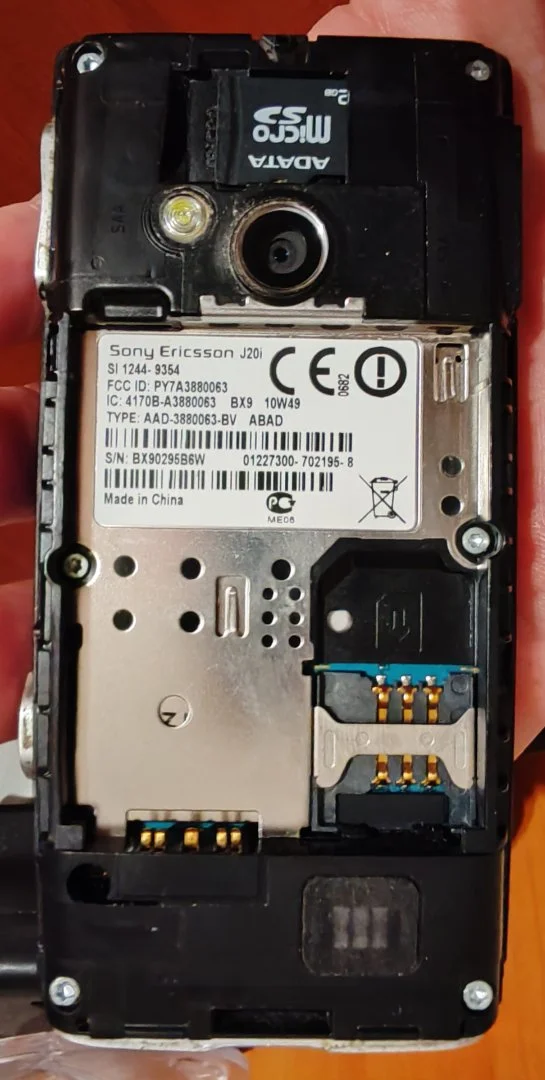 Sony Ericsson Hazel J20i - миниатюра 4