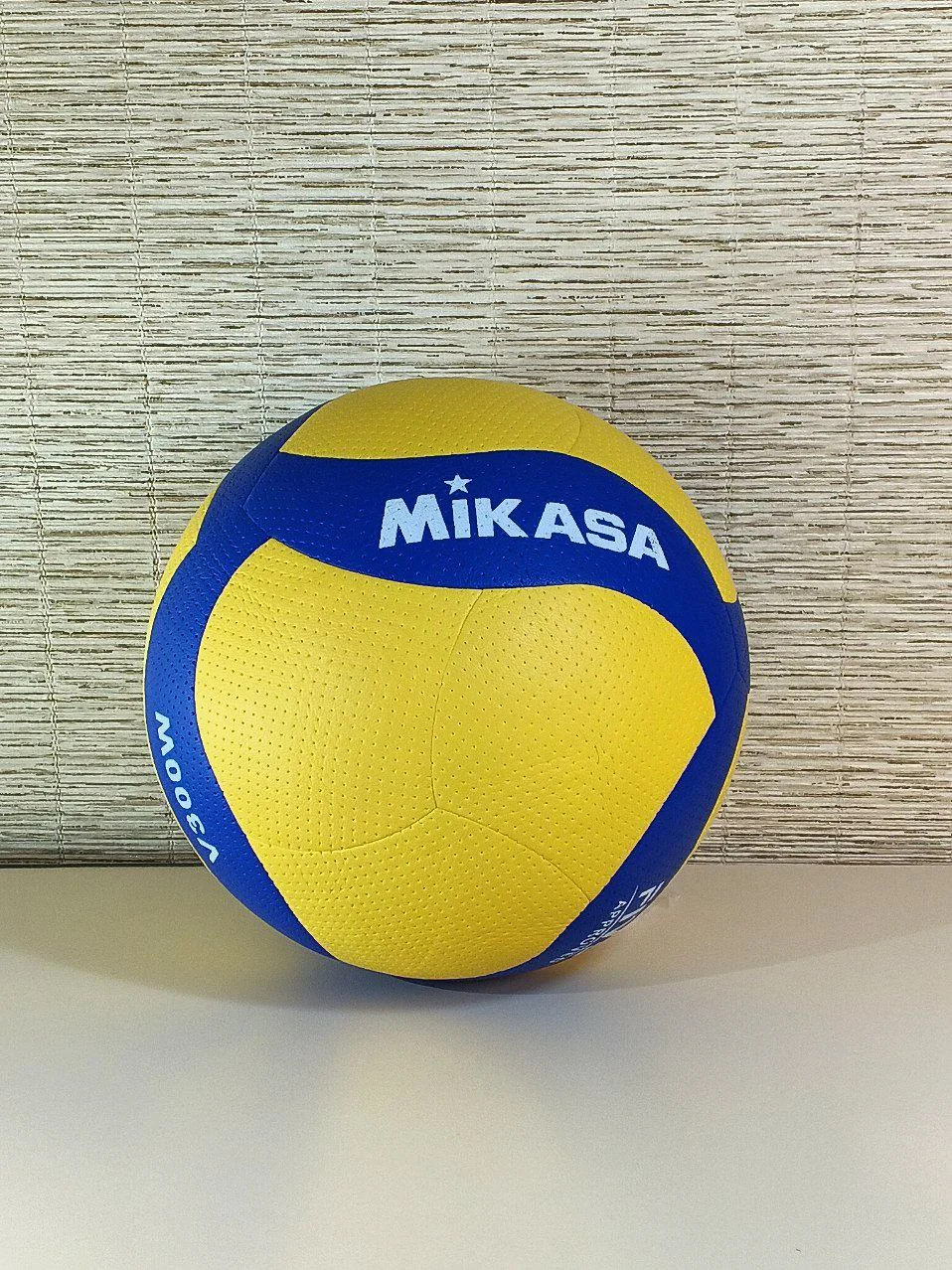 Волейбольный мяч Mikasa V300W - миниатюра 3