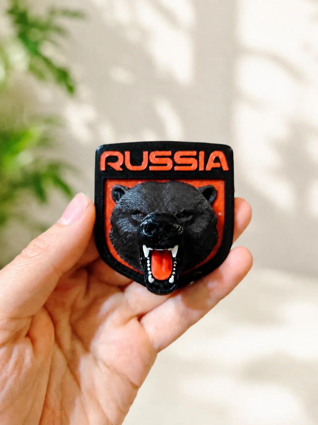 3D шильдик RUSSIA с медведем на авто 55×60 мм
