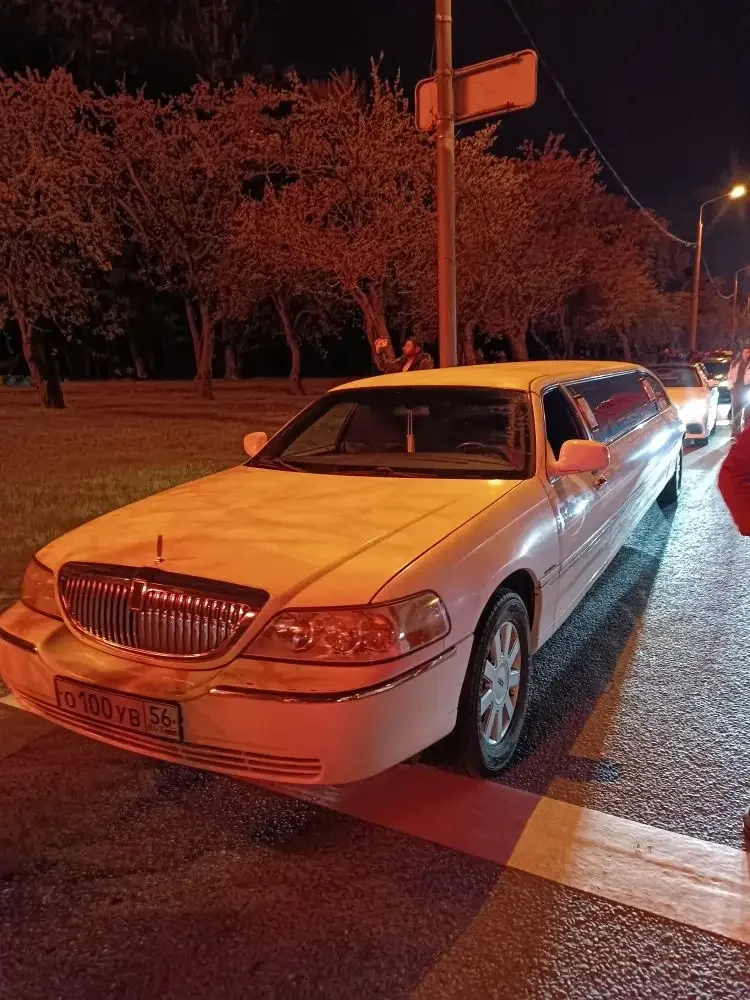 LINCOLN TOWN CAR