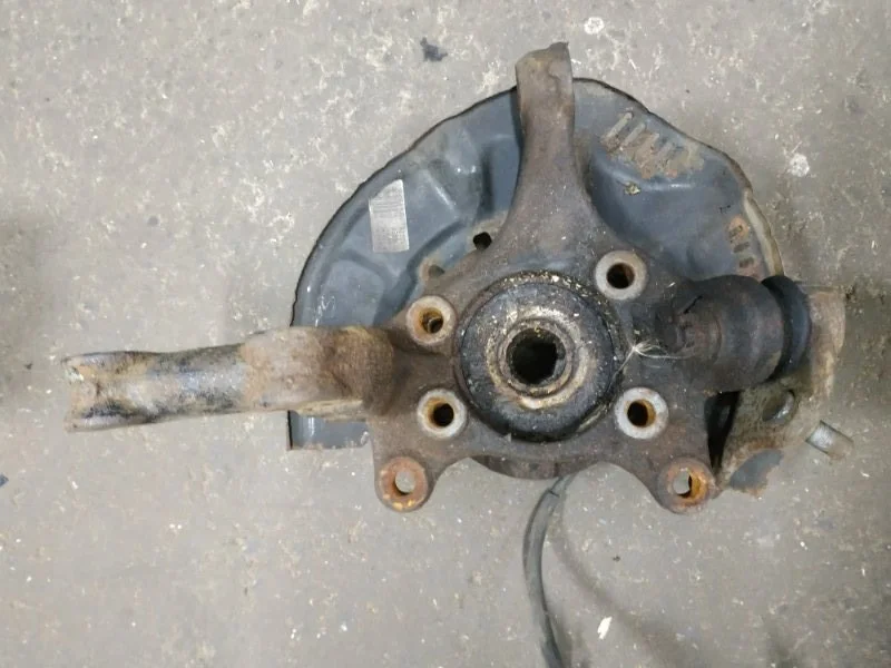 Поворотный кулак правый Toyota Auris E150 2007