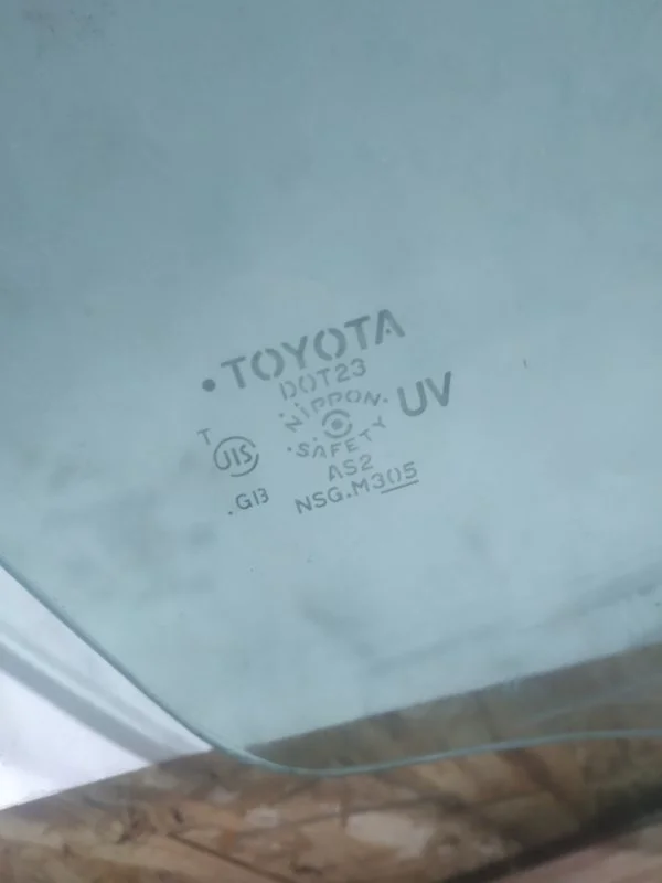 Стекло переднее правое Toyota Auris E150 2007 - миниатюра 2