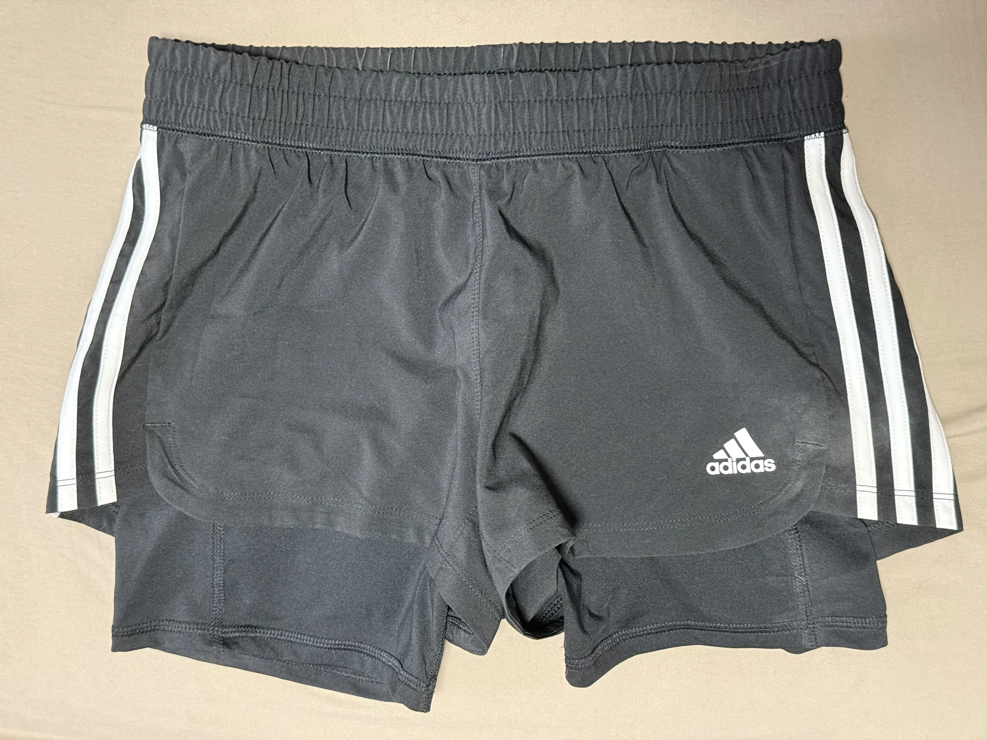 Спортивные шорты adidas - изображение 1