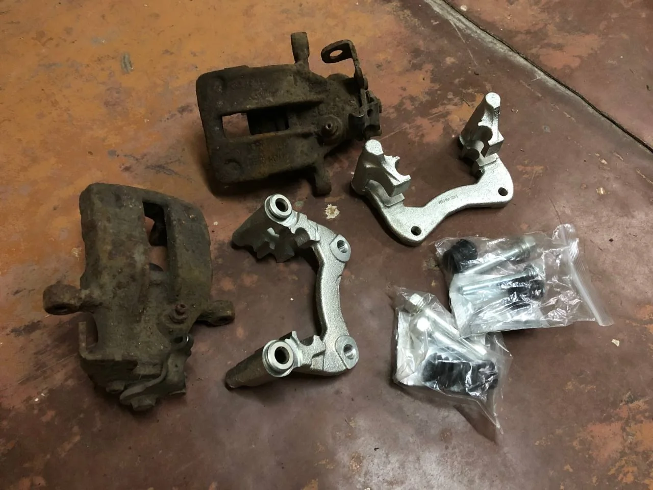 Б/у задние суппорта + новые скобы (VW Golf 4/ Audi A4) - миниатюра 2