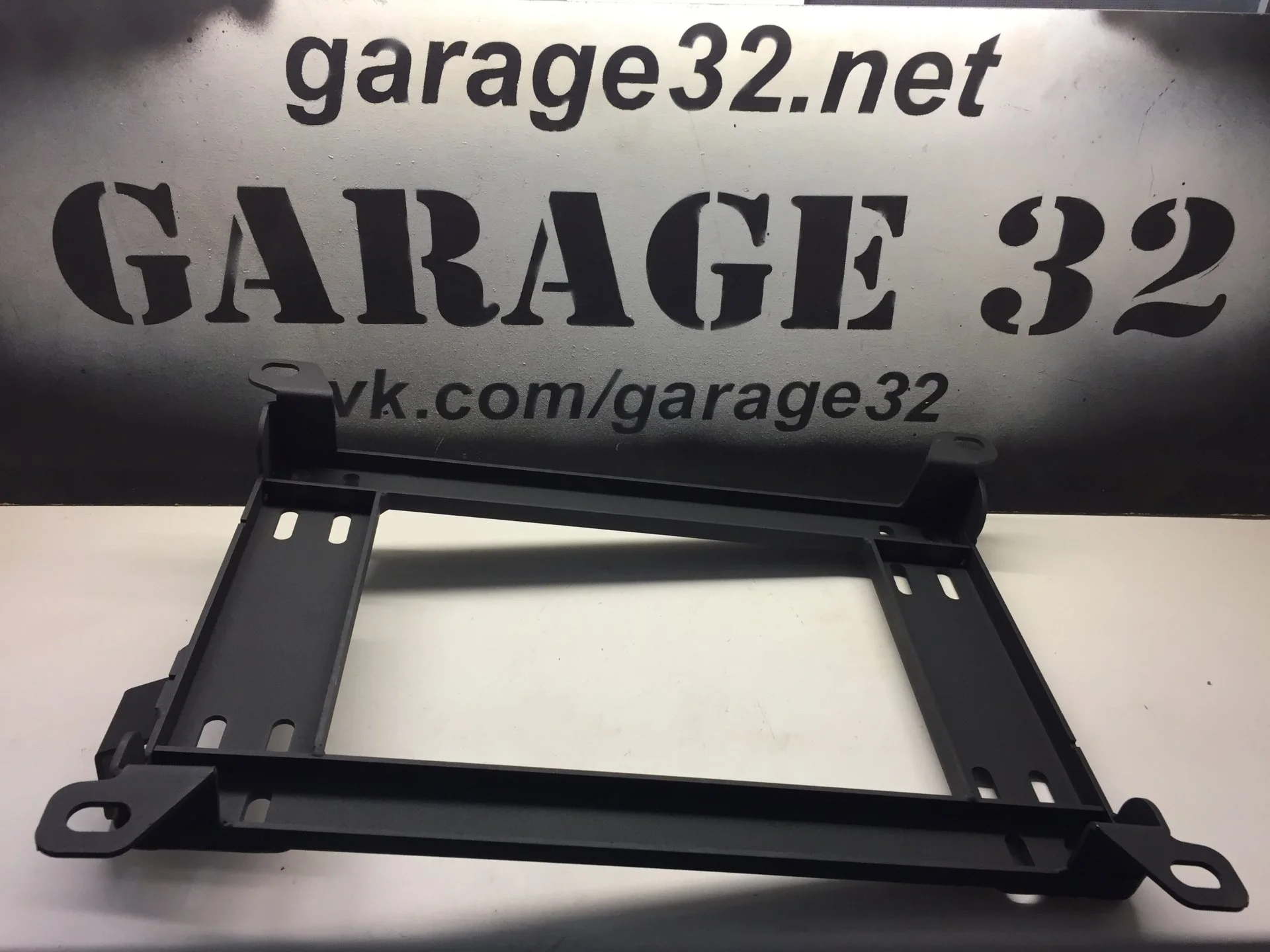 Опора сидения левая "Garage 32" (BMW E30) - миниатюра 2