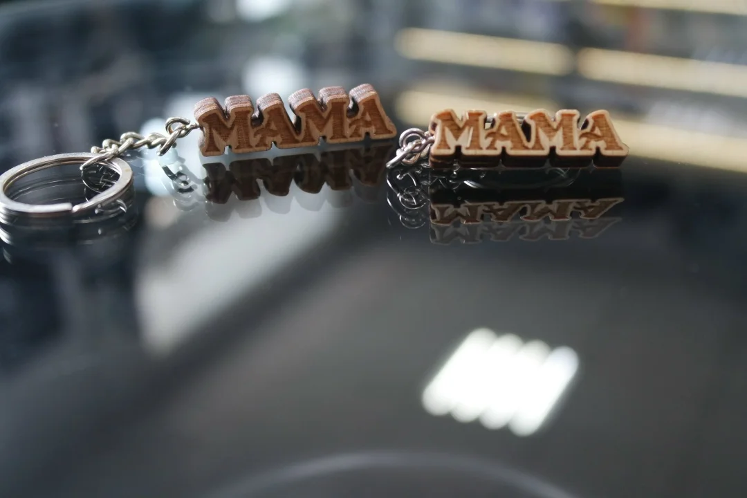 Брелок из дерева "МАМА" - изображение 1