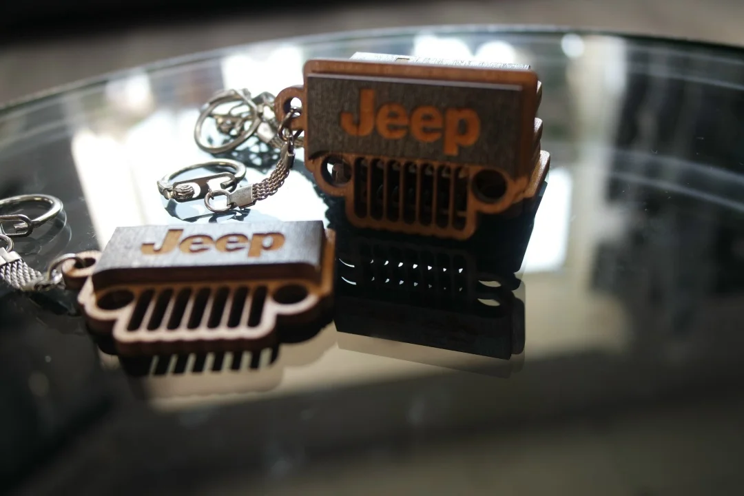 Брелок деревянный "JEEP" - изображение 1