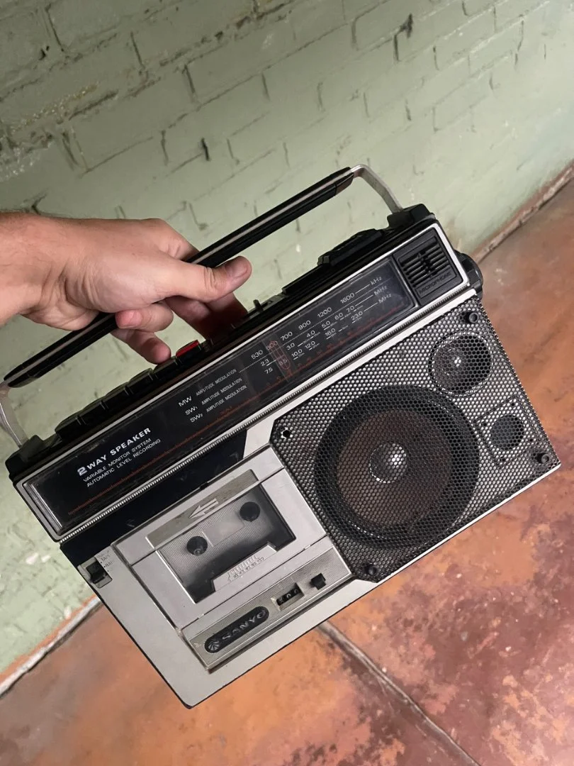 Винтажная кассетная магнитола Sanyo M2564F начала 1980-х годов с радиоприемником. - изображение 1