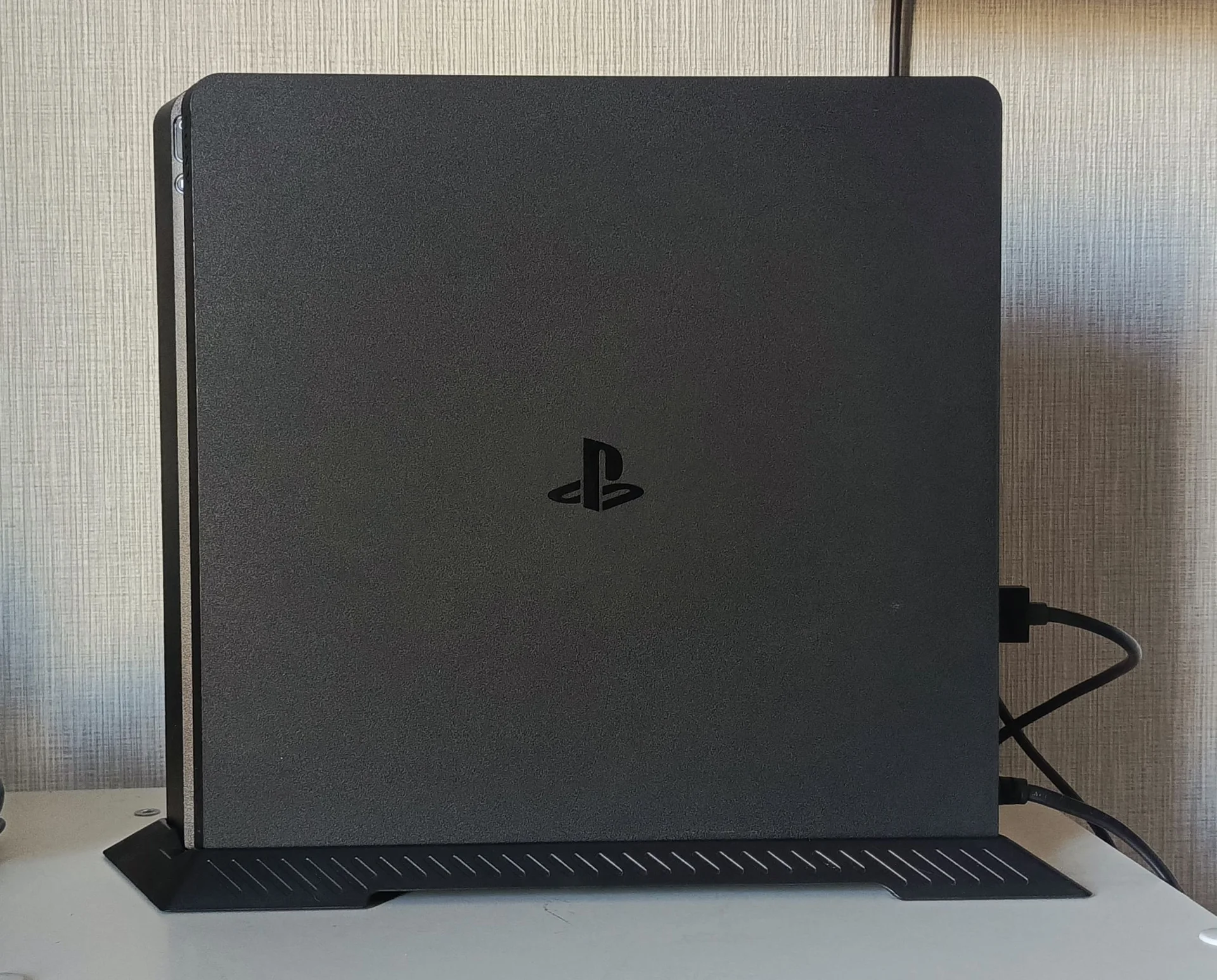 Sony PlayStation 4 Slim - миниатюра 2