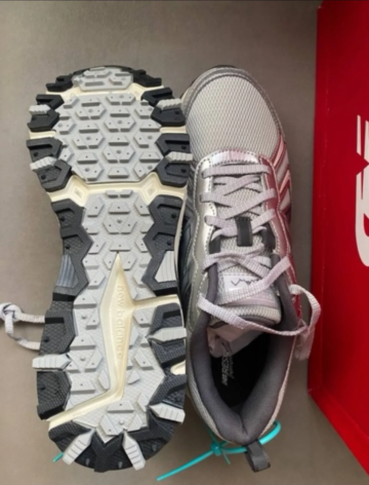 New balance 410 новые оригинал EU 39,5 в Сочи - миниатюра 5