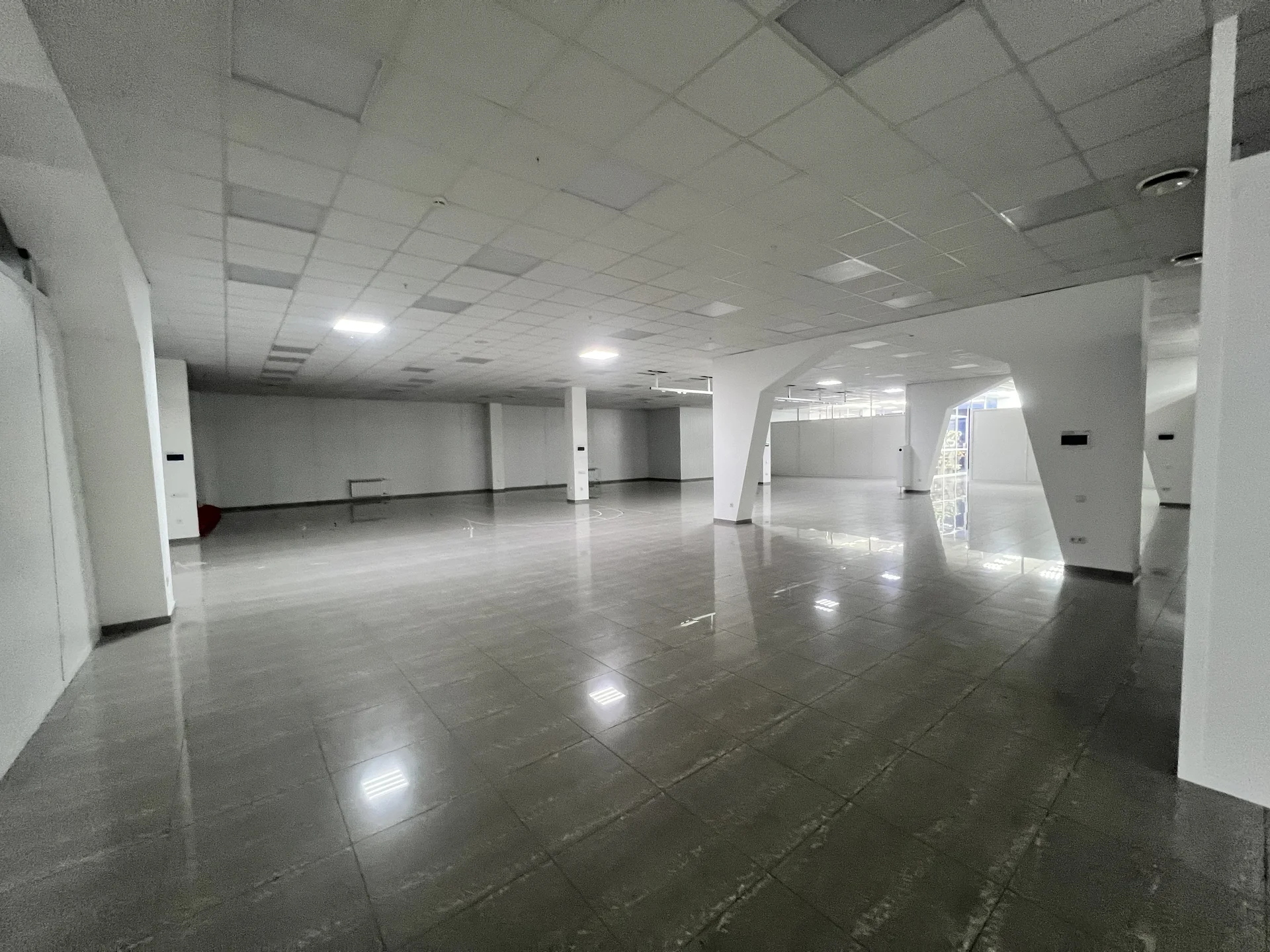 🏢 Сдаётся в аренду коммерческое помещение 2000 м² в ТЦ "Словянский" - миниатюра 2