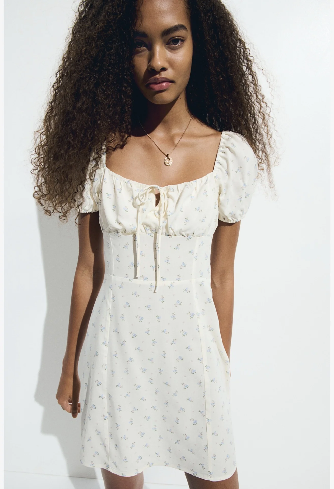 Короткое платье H&M с цветочным принтом, пышными рукавами и облегающим лифом, р.48 - миниатюра 2