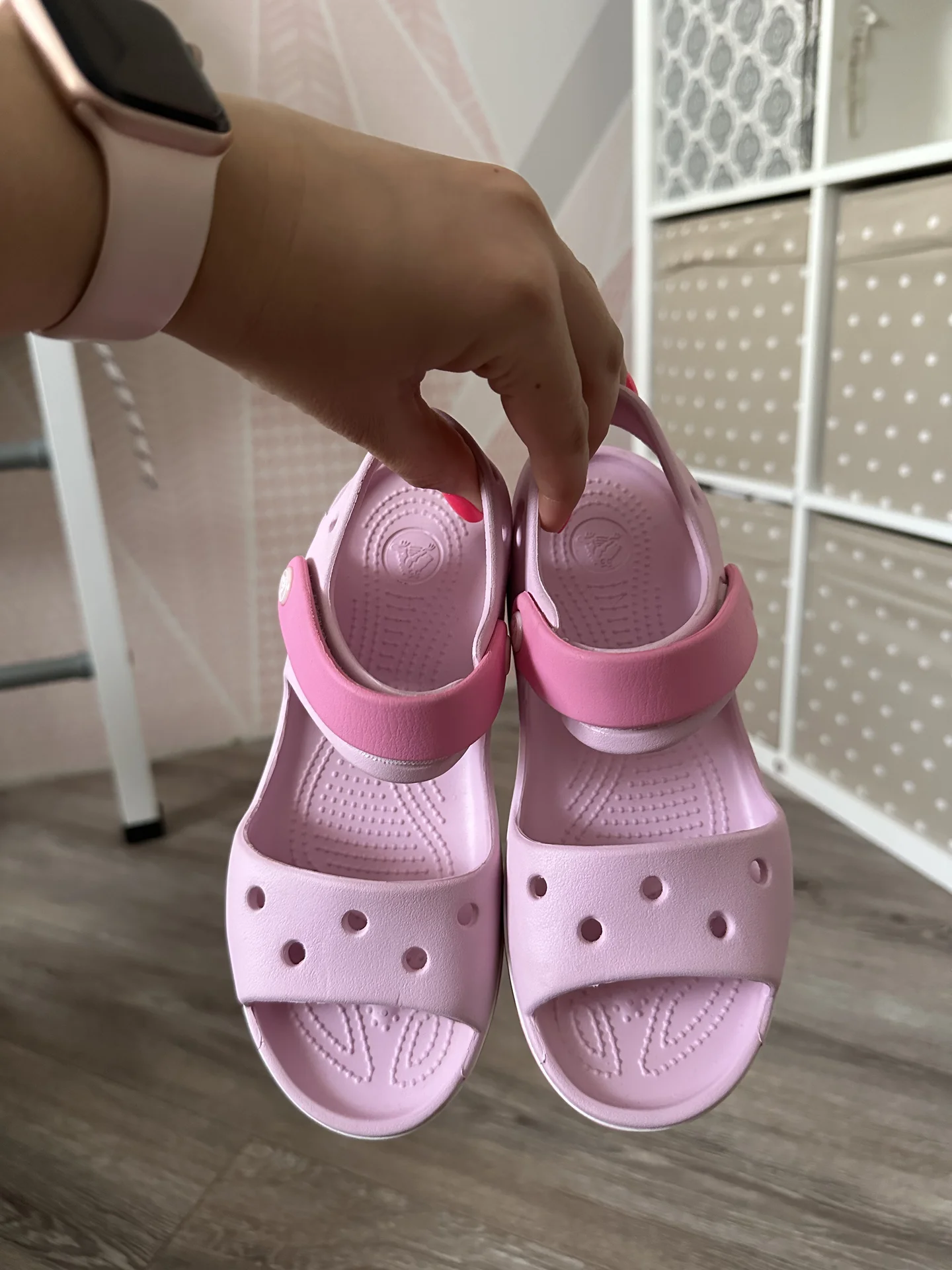 Сандали для девочки Crocs j1