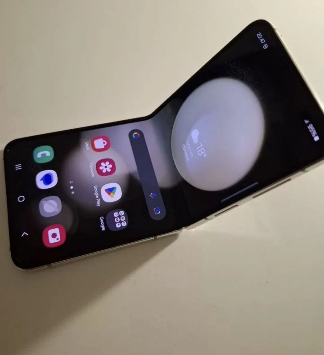 Samsung Galaxy Z Flip 5 512 гб бежевый - миниатюра 3