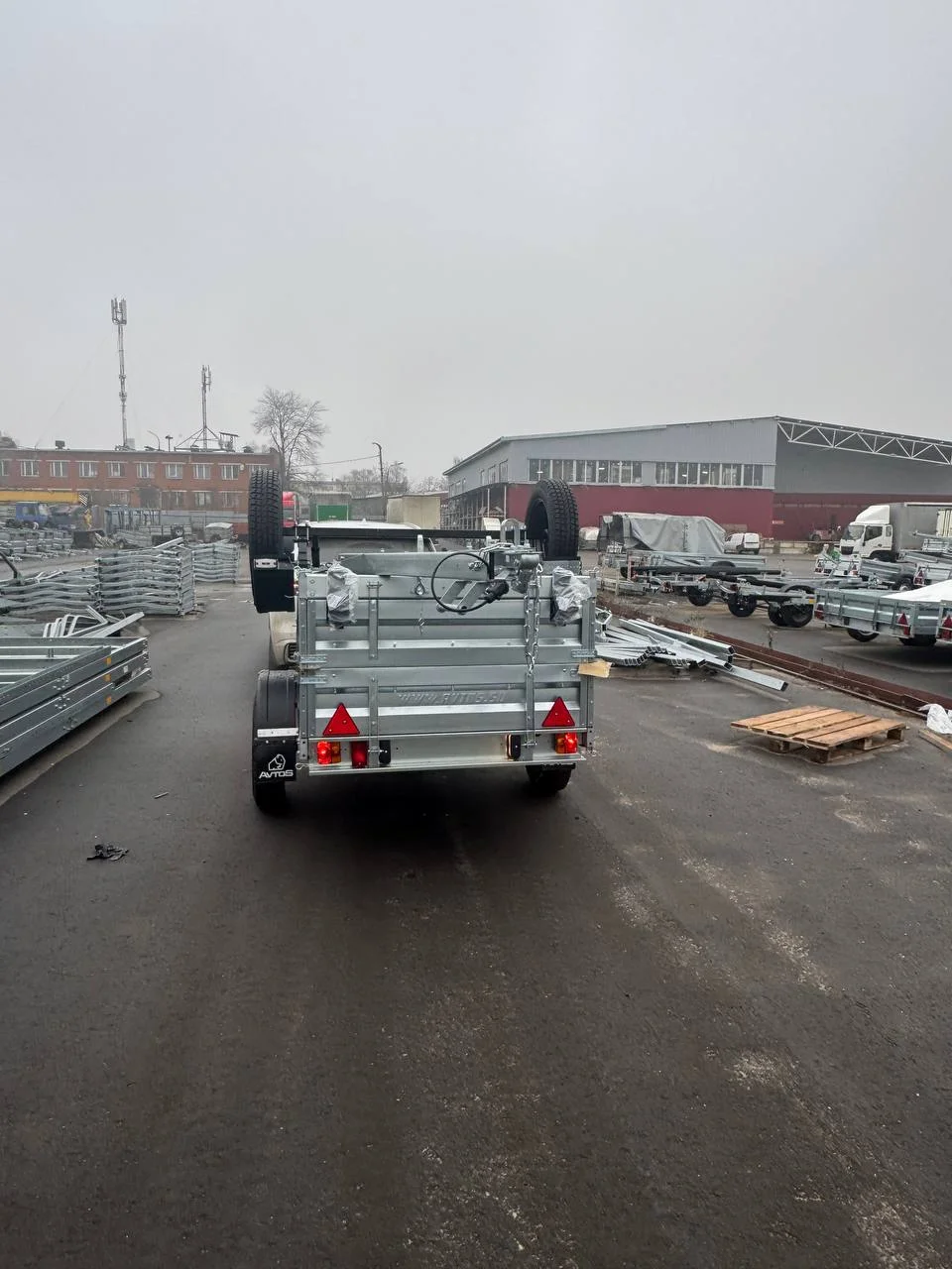 Прицепы легковые в наличии от 2 до 5 метров.