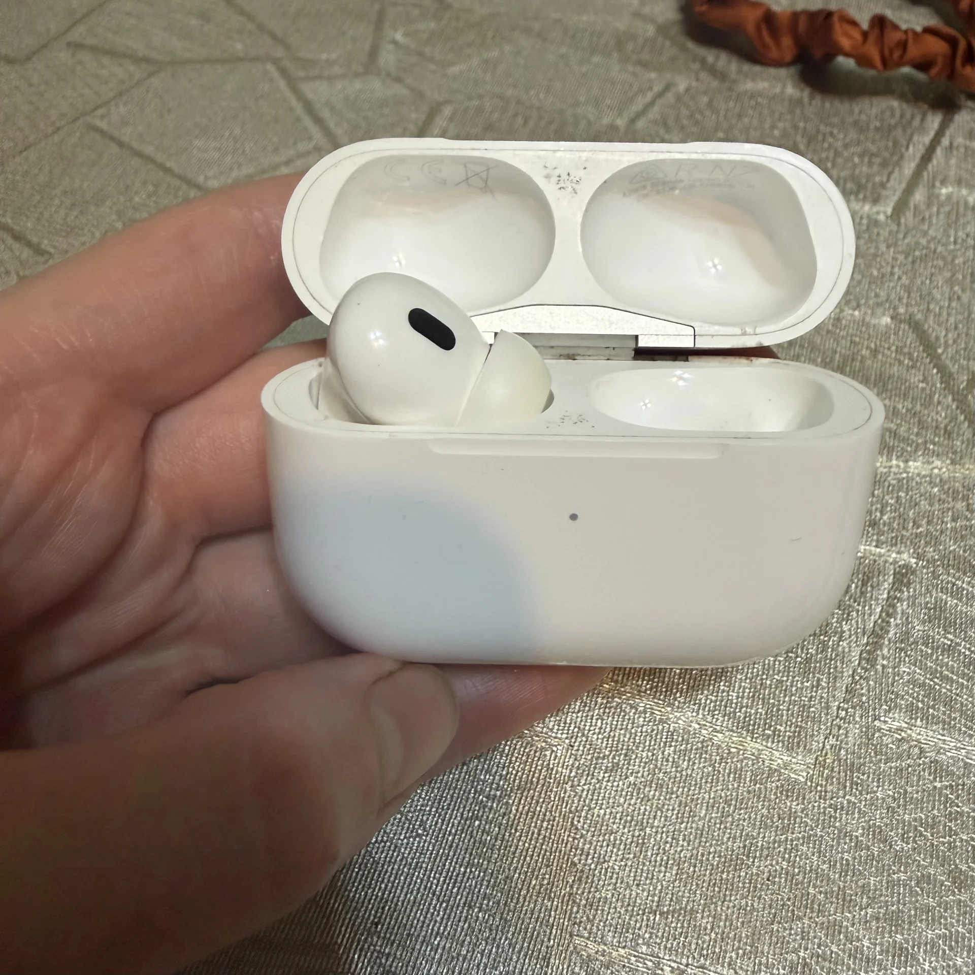 AirPods Pro 2 (кейс + левый наушник) - изображение 1