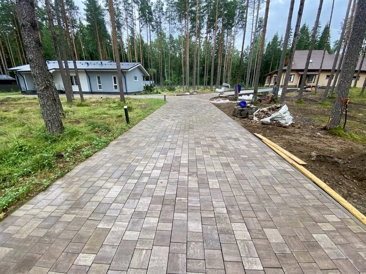 Укладка тротуарной плитки, благоустройство участка - миниатюра 2