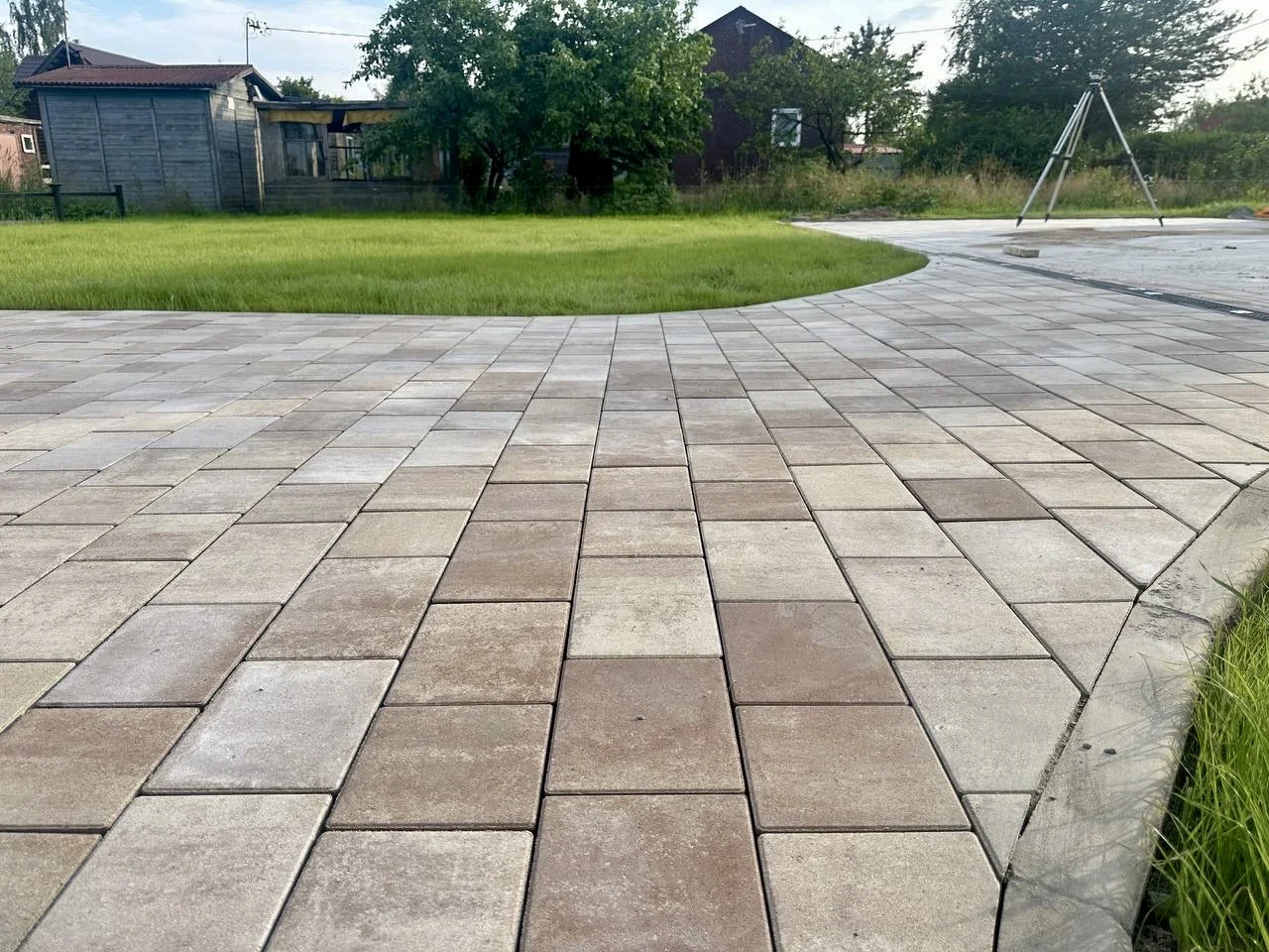 Укладка тротуарной плитки, благоустройство участка - миниатюра 7