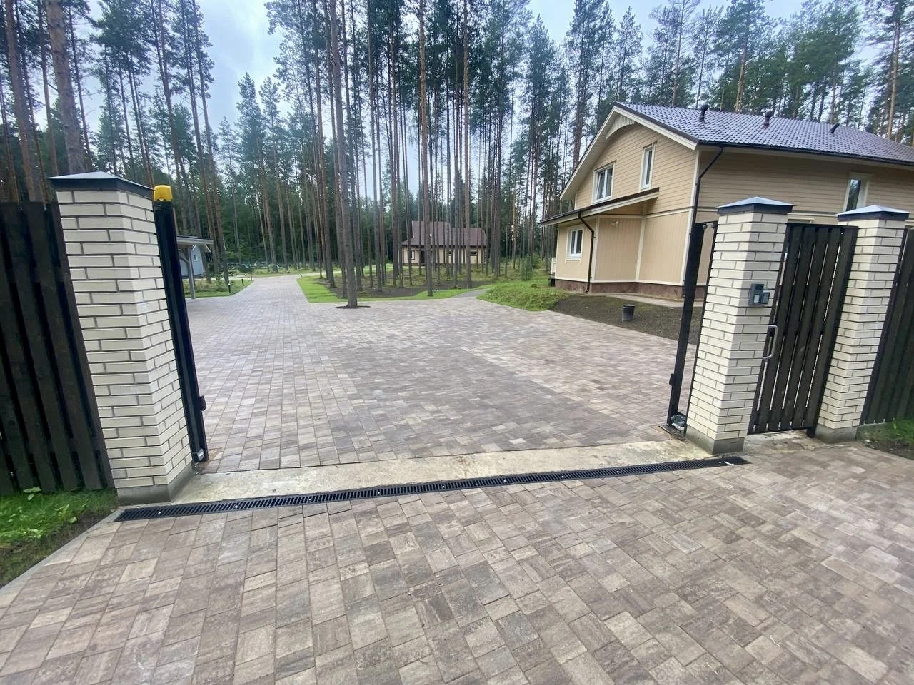 Укладка тротуарной плитки, благоустройство участка - миниатюра 5
