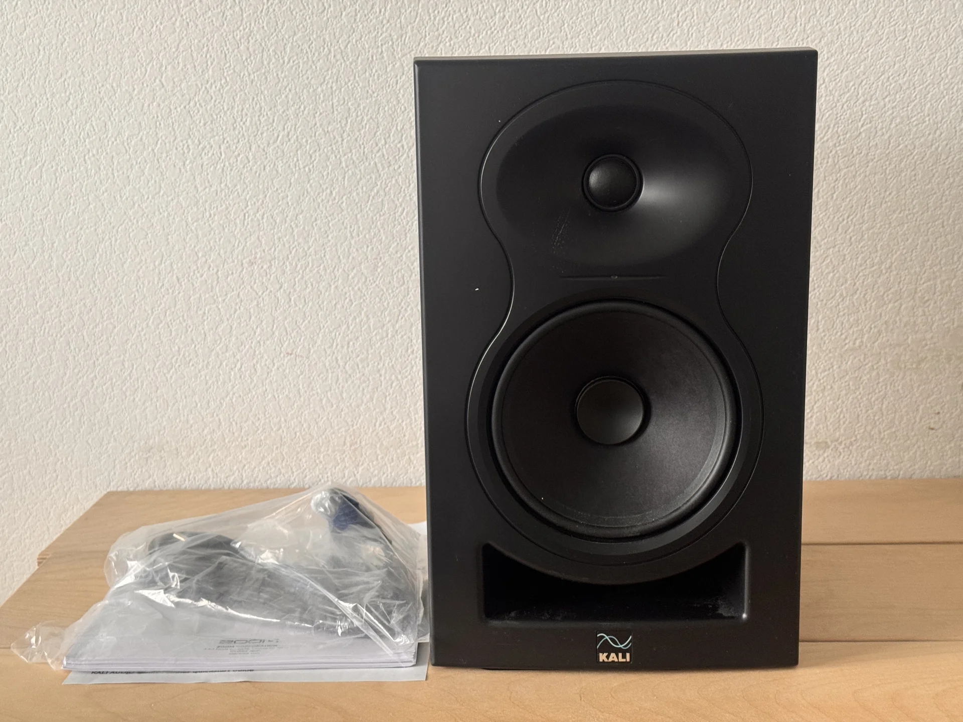 Студийный монитор Kali Audio LP-6 V2 - миниатюра 3