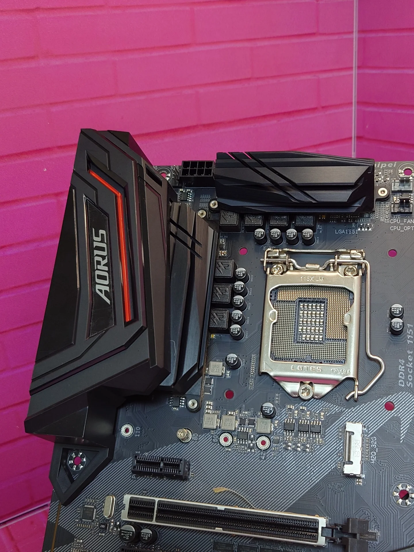 Материнская плата GIGABYTE Z370 AORUS ULTRA GAMING - миниатюра 3