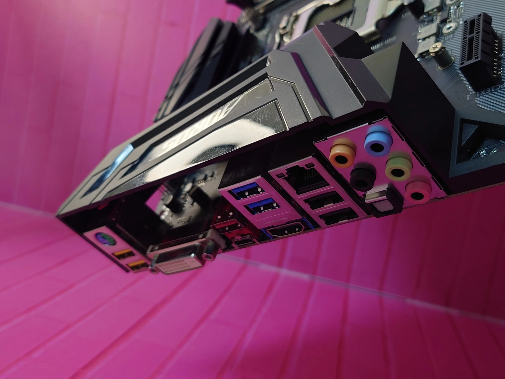 Материнская плата GIGABYTE Z370 AORUS ULTRA GAMING - миниатюра 4