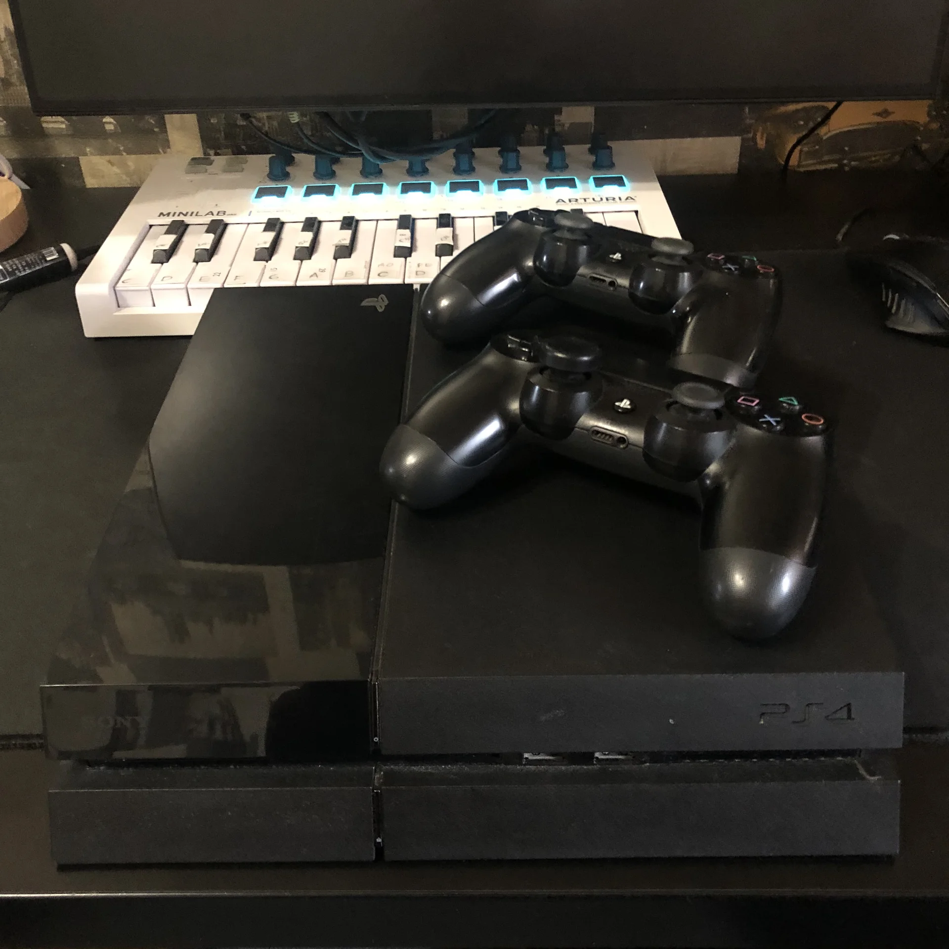 PlayStation 4 - миниатюра 2