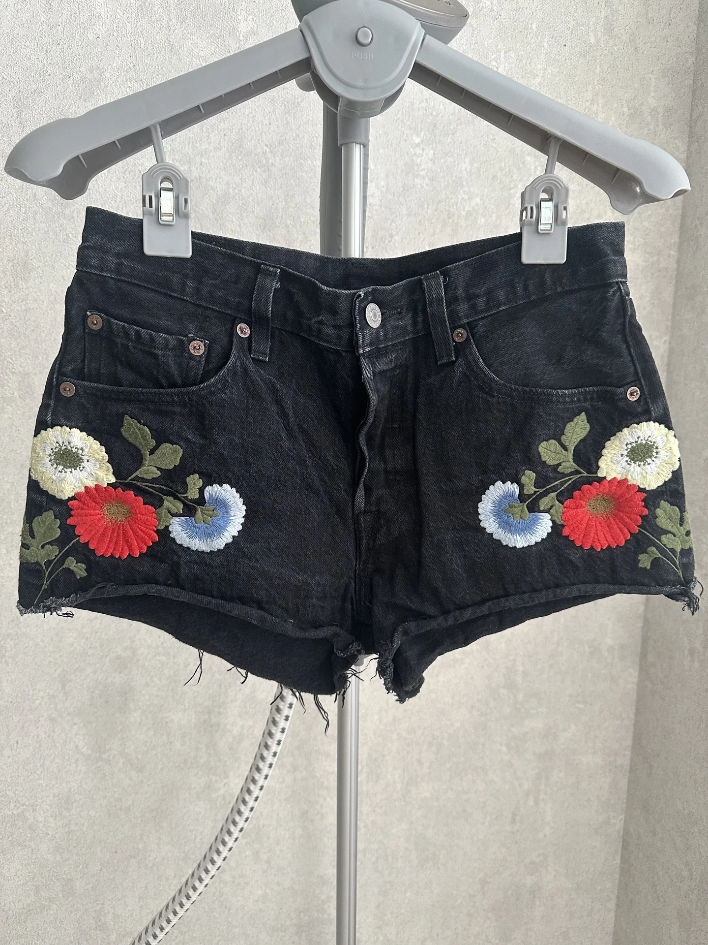 Шорты женские с вышивкой Levi’s 27 оригинал - изображение 1