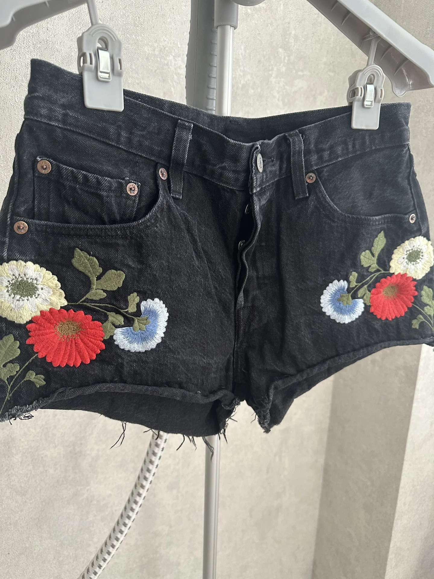 Шорты женские с вышивкой Levi’s 27 оригинал - миниатюра 2
