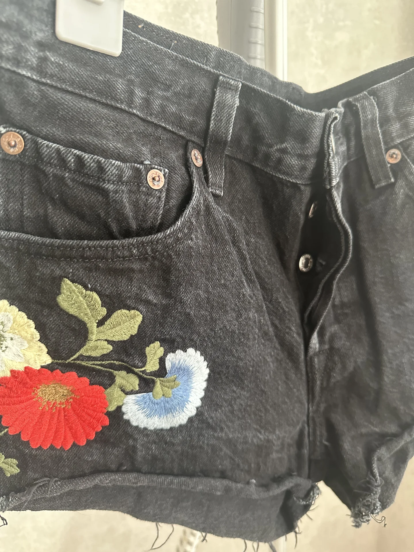 Шорты женские с вышивкой Levi’s 27 оригинал - миниатюра 3
