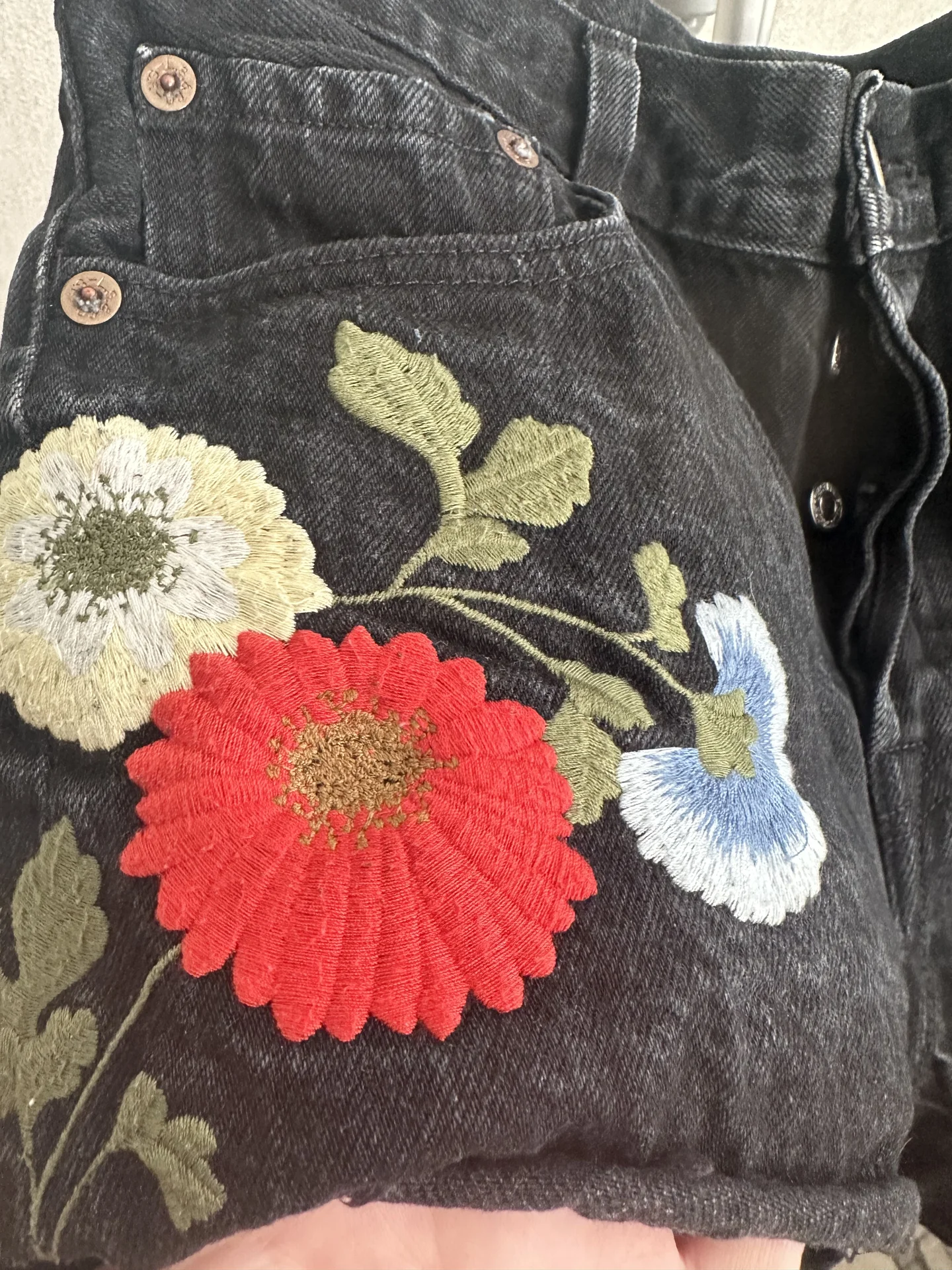 Шорты женские с вышивкой Levi’s 27 оригинал - миниатюра 4