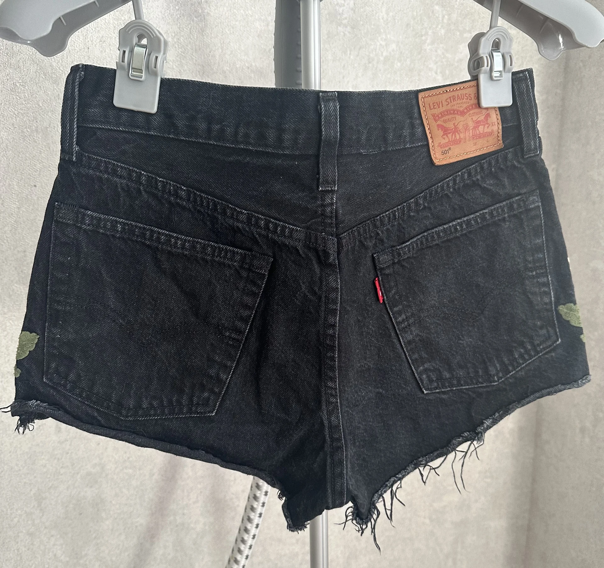 Шорты женские с вышивкой Levi’s 27 оригинал - миниатюра 5