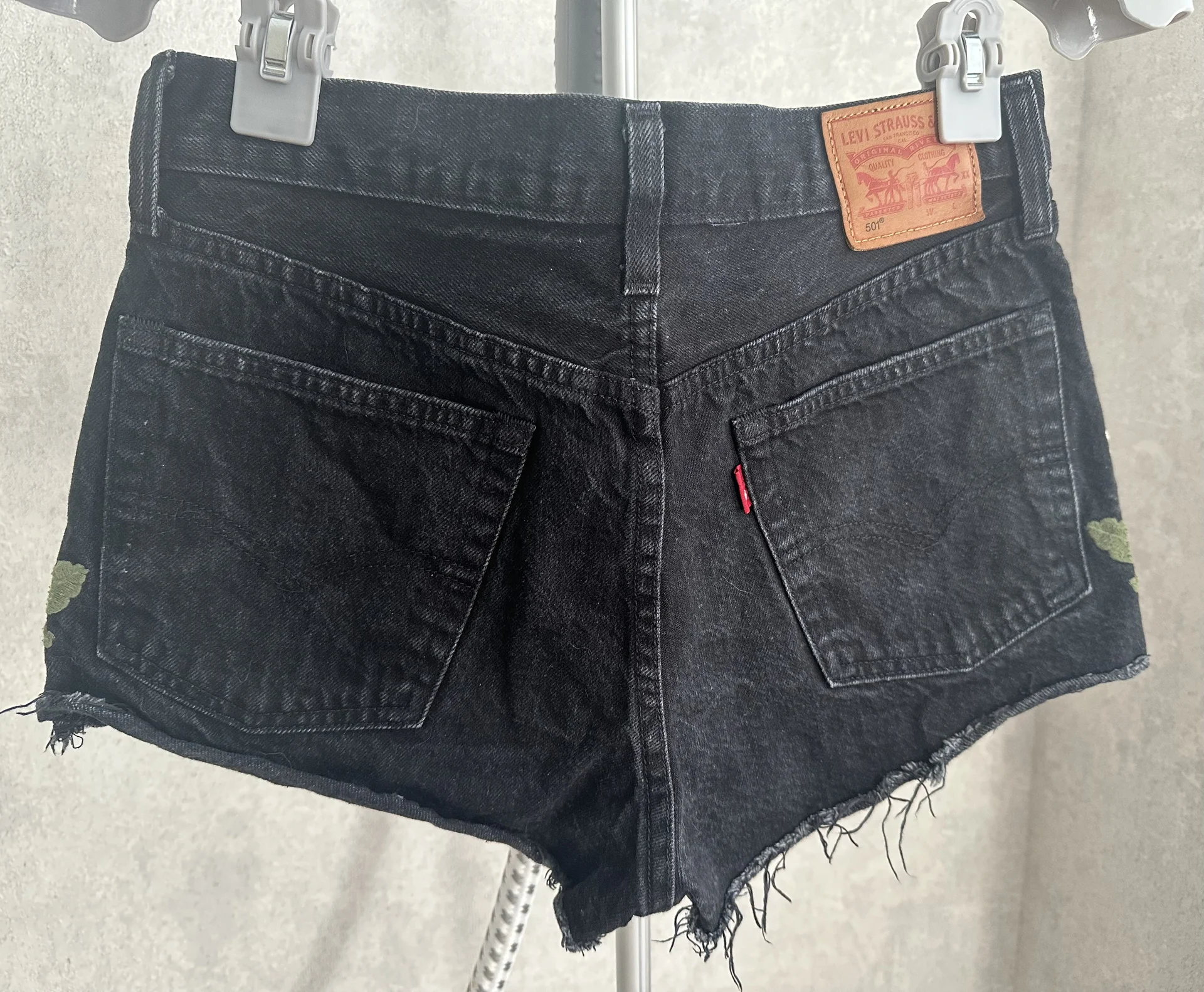 Шорты женские с вышивкой Levi’s 27 оригинал - миниатюра 6