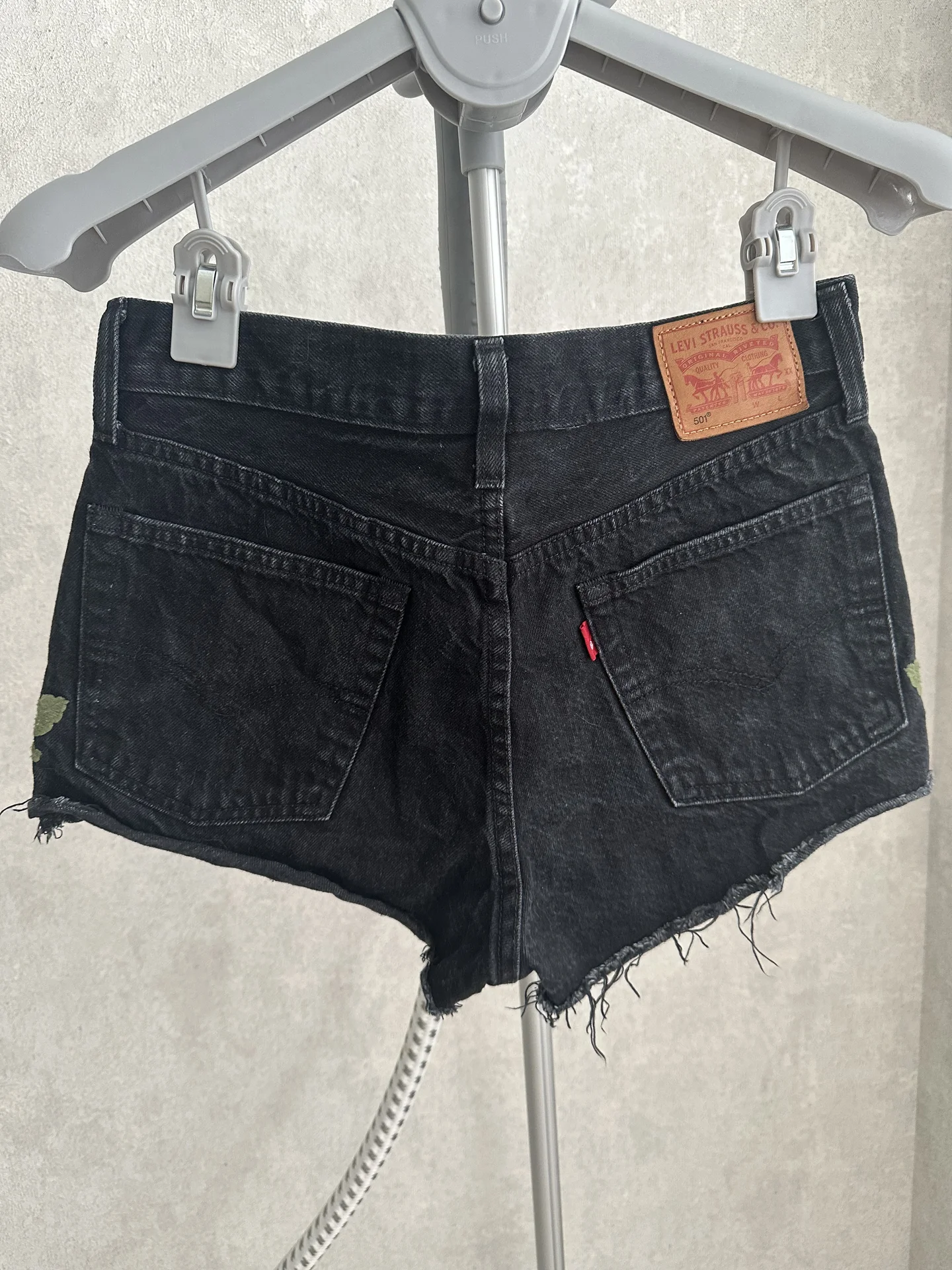 Шорты женские с вышивкой Levi’s 27 оригинал - миниатюра 9