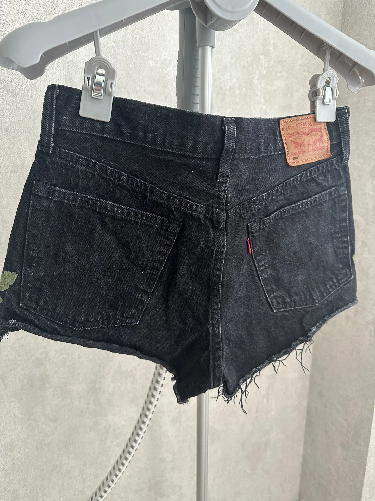 Шорты женские с вышивкой Levi’s 27 оригинал - миниатюра 10