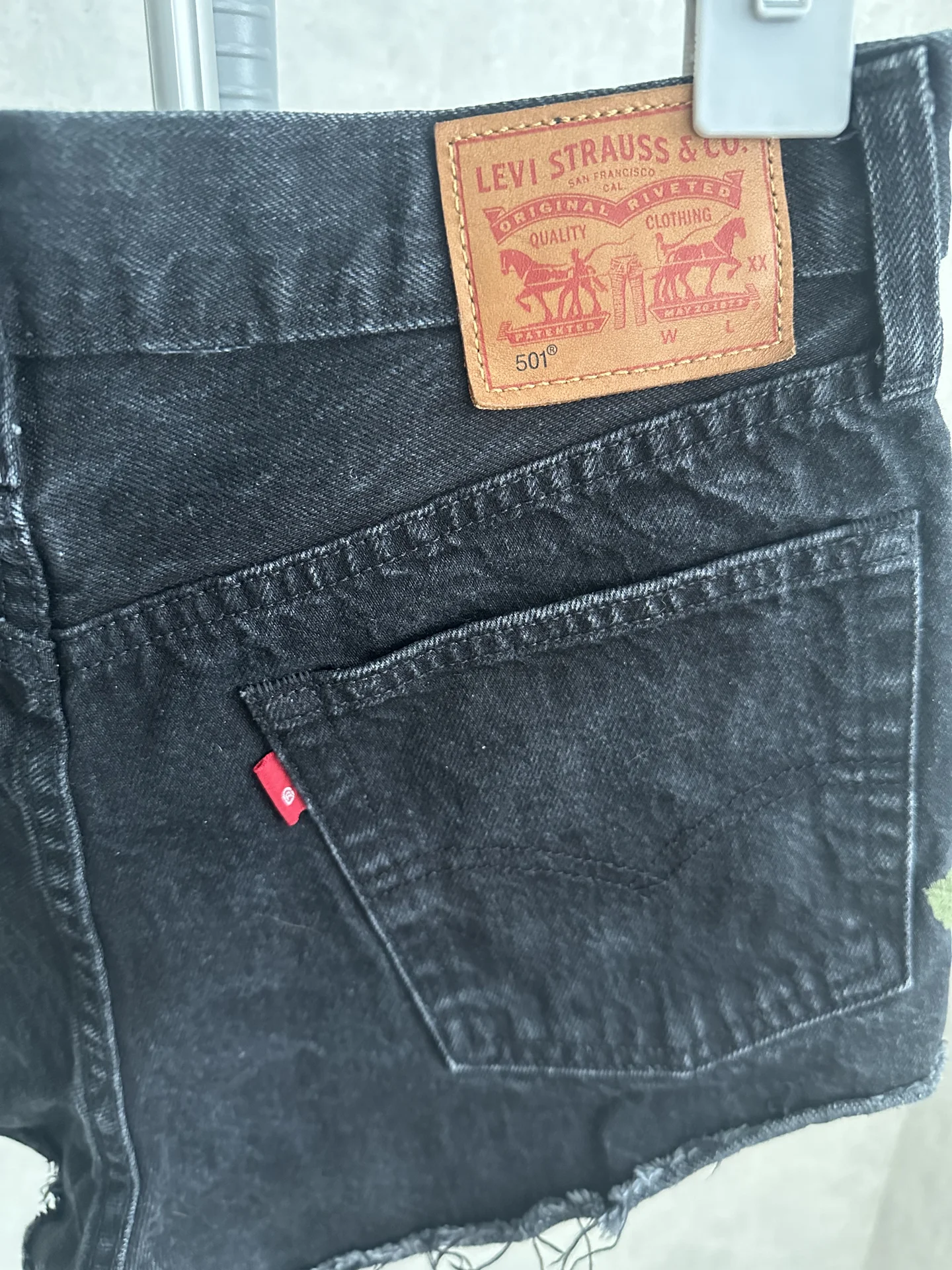 Шорты женские с вышивкой Levi’s 27 оригинал - миниатюра 11