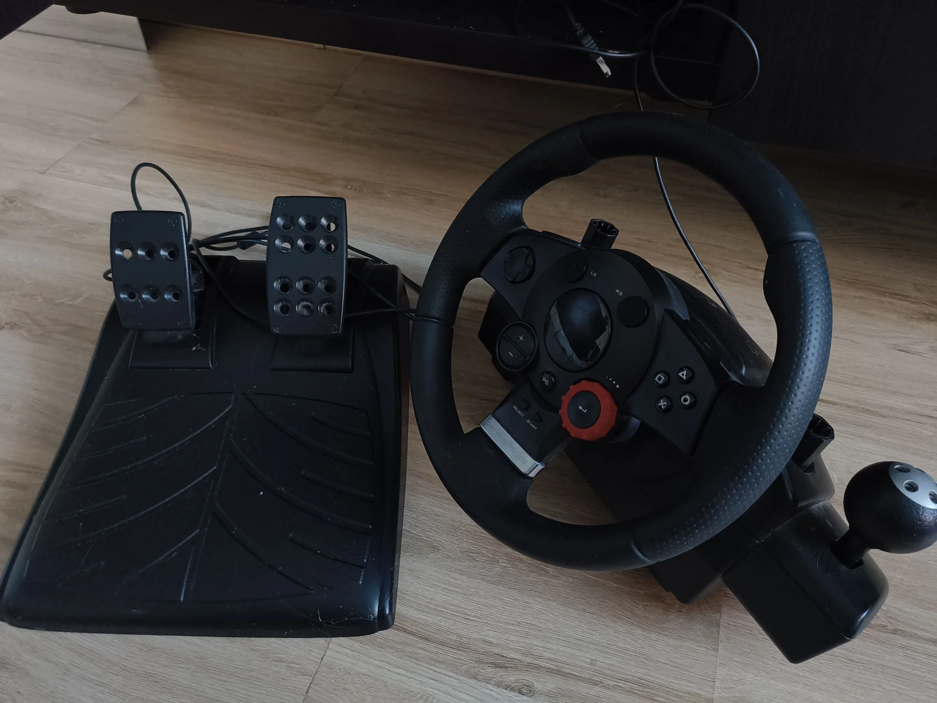 Игровой руль и педали Logitech driving force gt - изображение 1