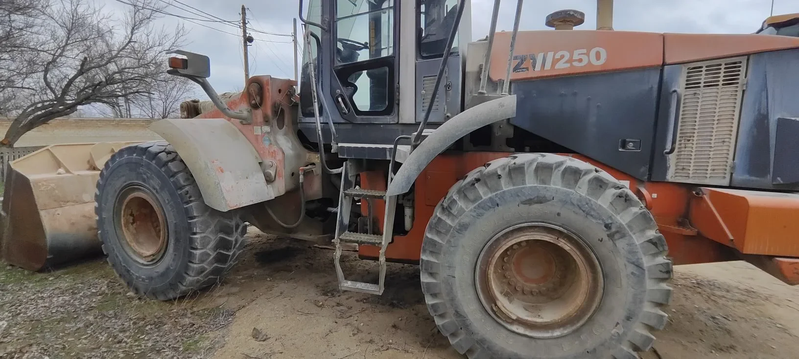 Фронтальный погрузчик Hitachi ZW250 - миниатюра 3